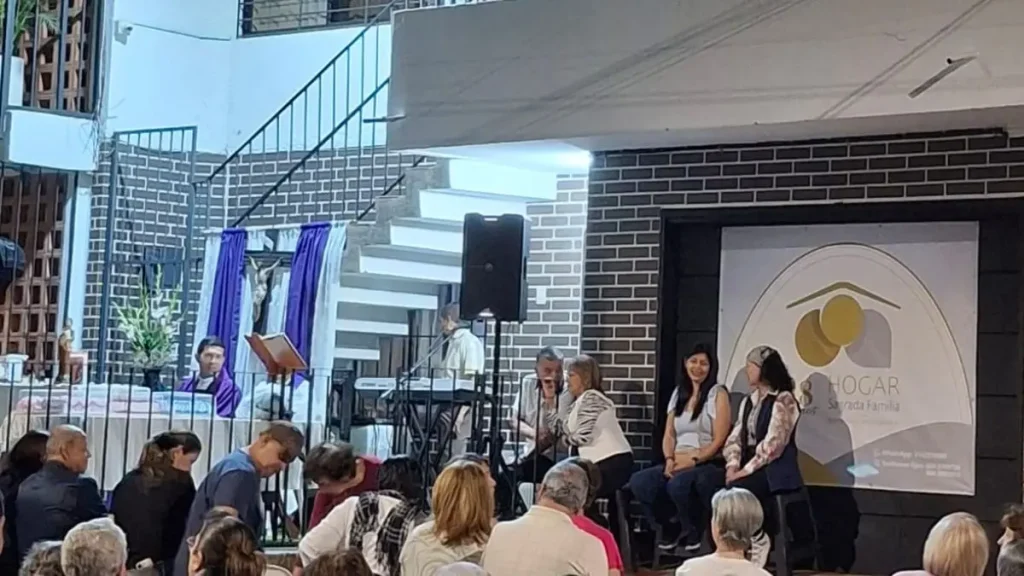 Adultos mayores participando en actividades de integración social en el Hogar Sagrada Familia, Laureles Medellín