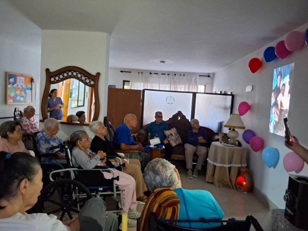 Adultos mayores en celebración