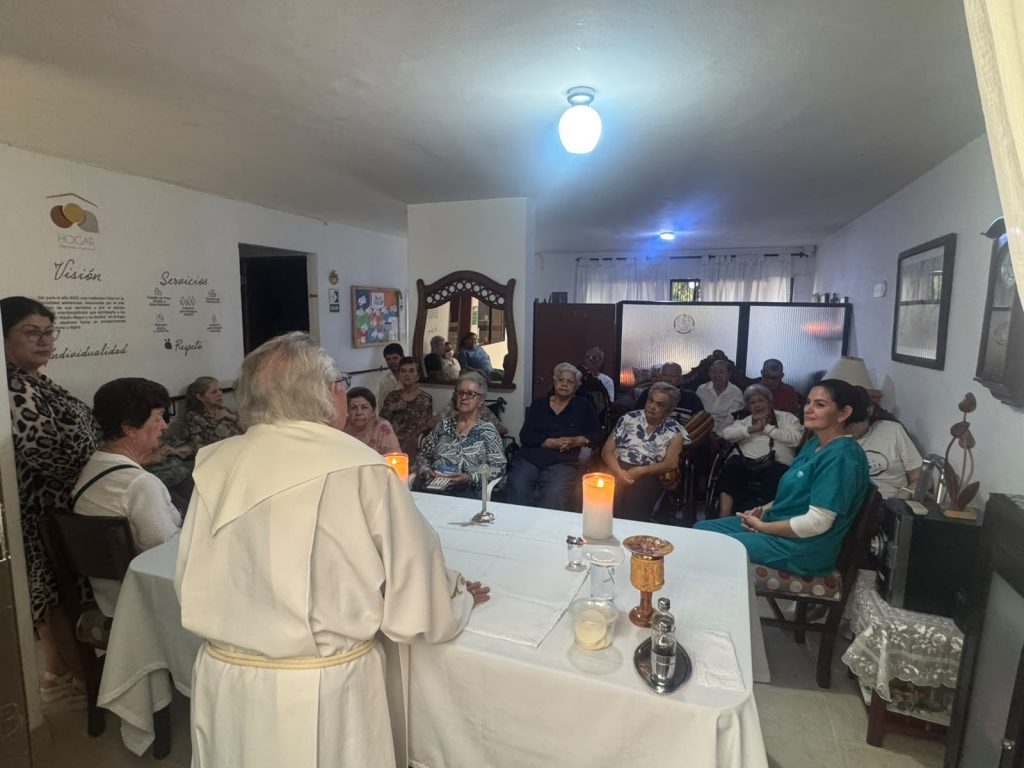 Eucaristía en celebración de padres y madres en Hogar Sagrada Familia