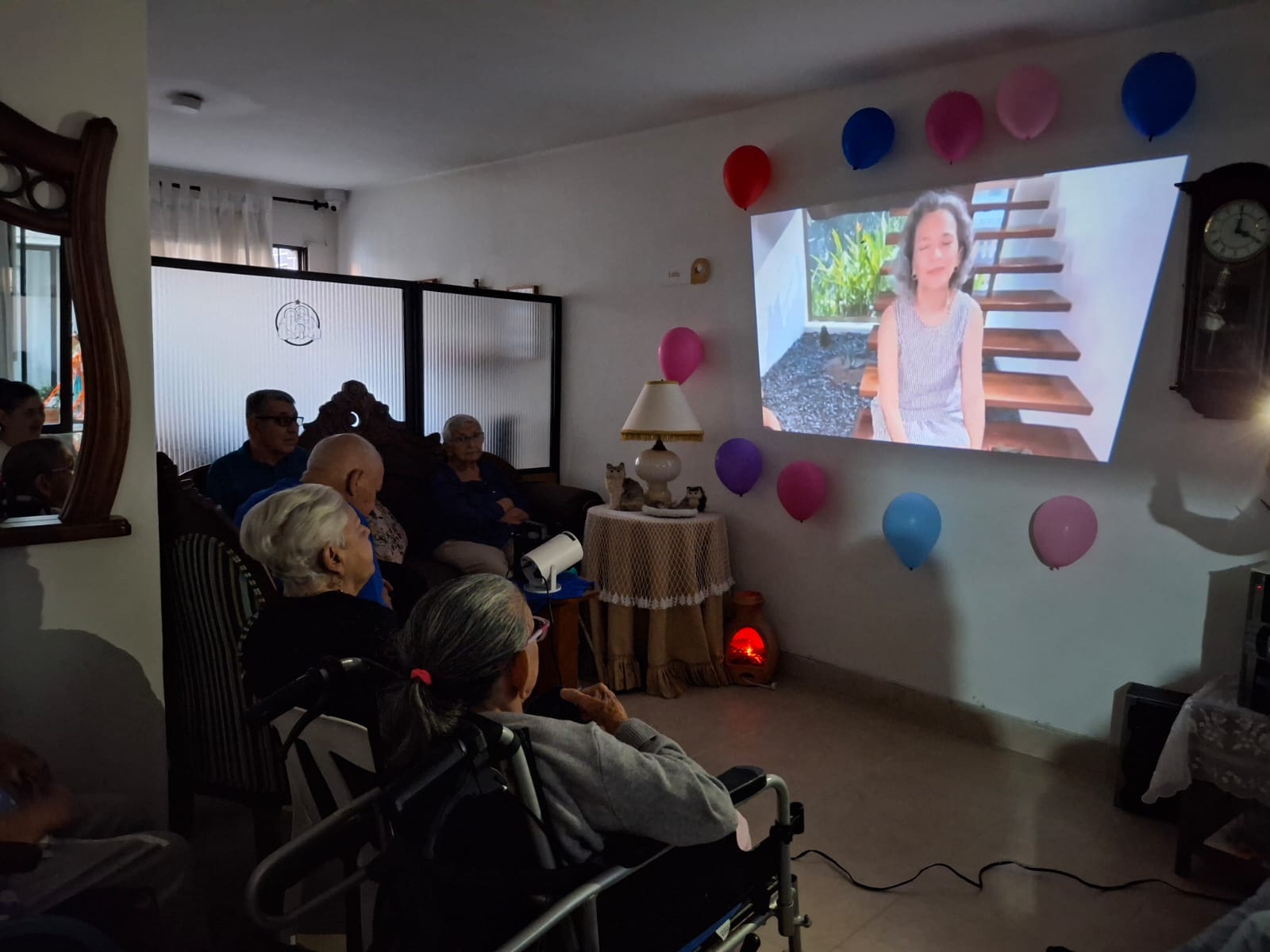Saludo de familiares a adultos mayores